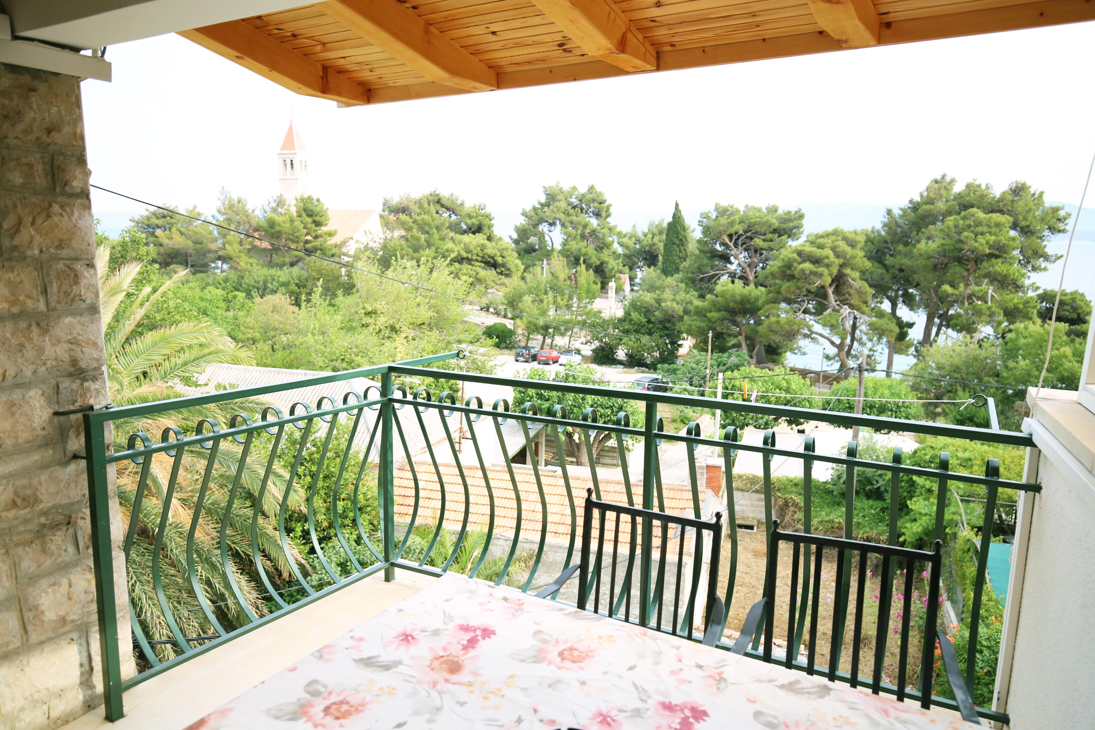 One bedroom apartment near beach Bol, Brač (A-13413-e)