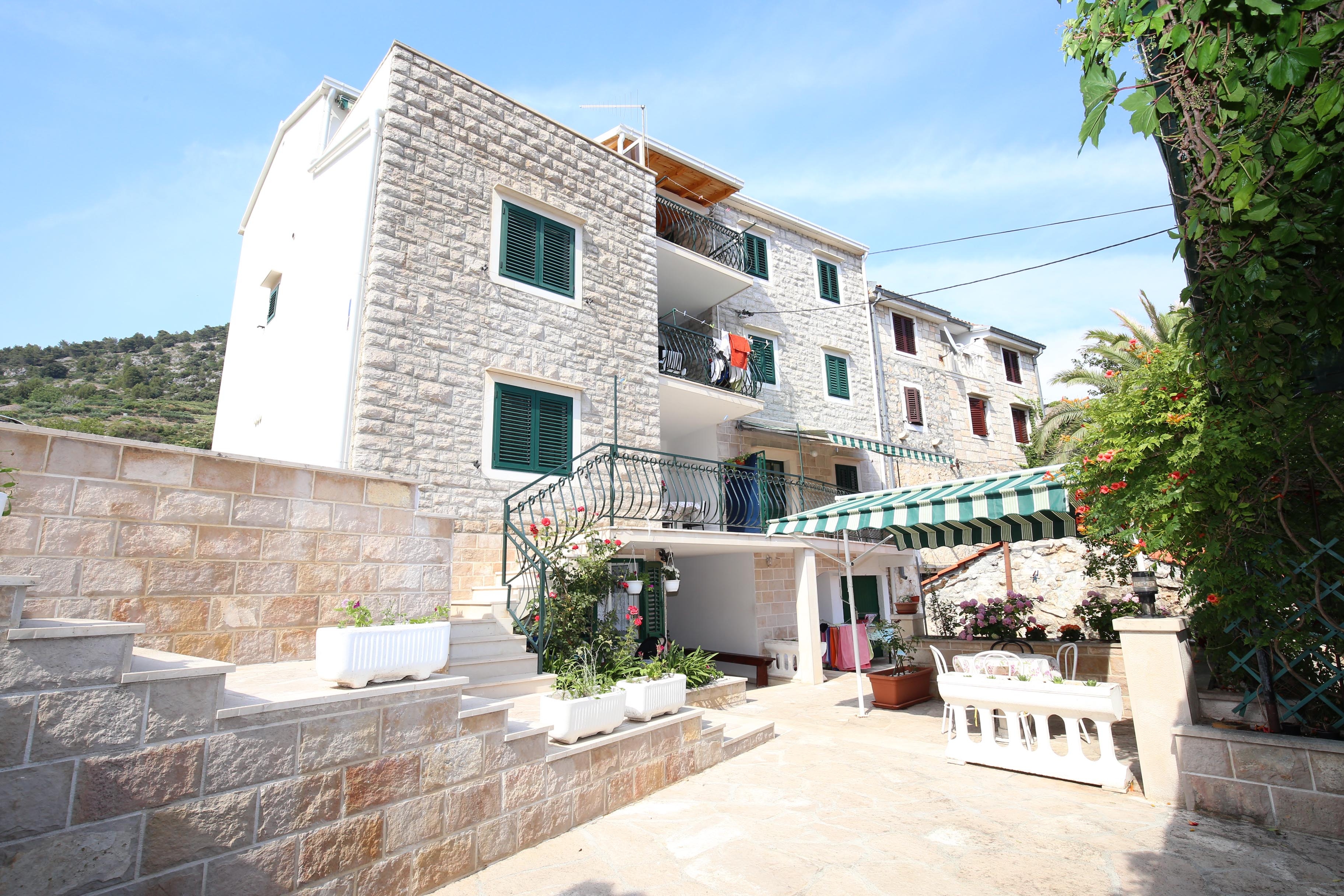 One bedroom apartment near beach Bol, Brač (A-13413-a)
