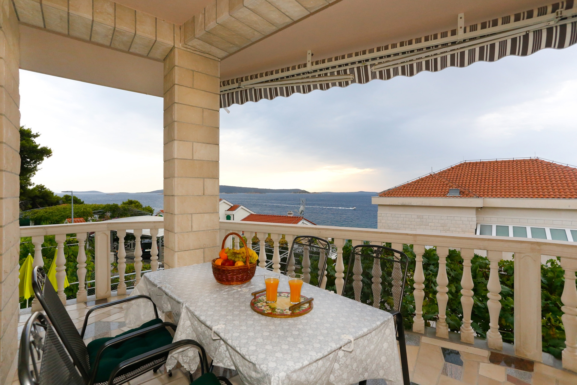 Four bedroom house with terrace and sea view Okrug Donji, Čiovo  K