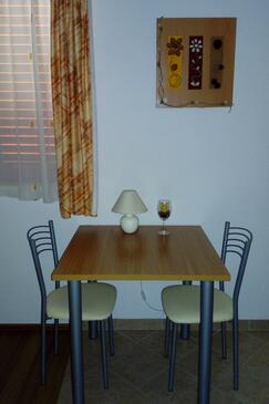 Igrane, Dining room in the studio-apartment, air condition available and WiFi.