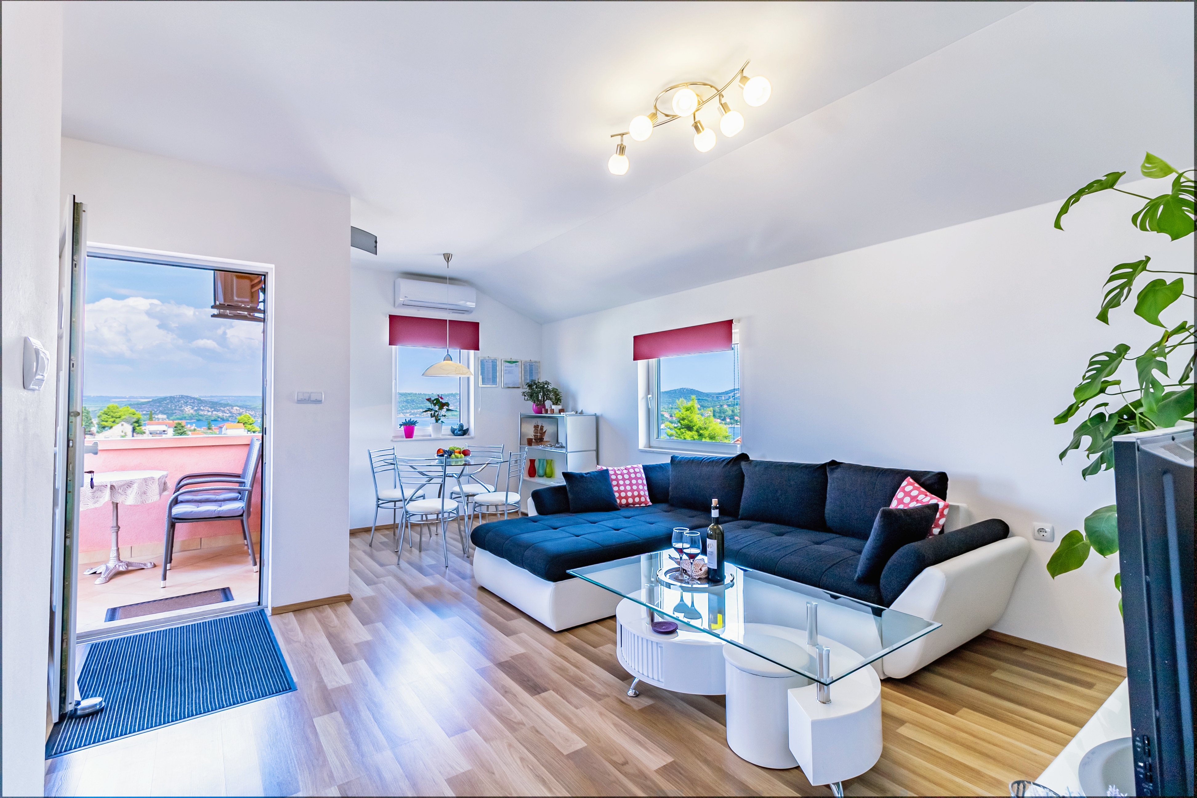 Dvosobni apartman s balkonom i pogledom na more Bilice, Krka  A-a