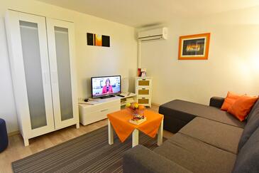 Savudrija, Living room in the apartment, air condition available, (pet friendly) and WiFi.