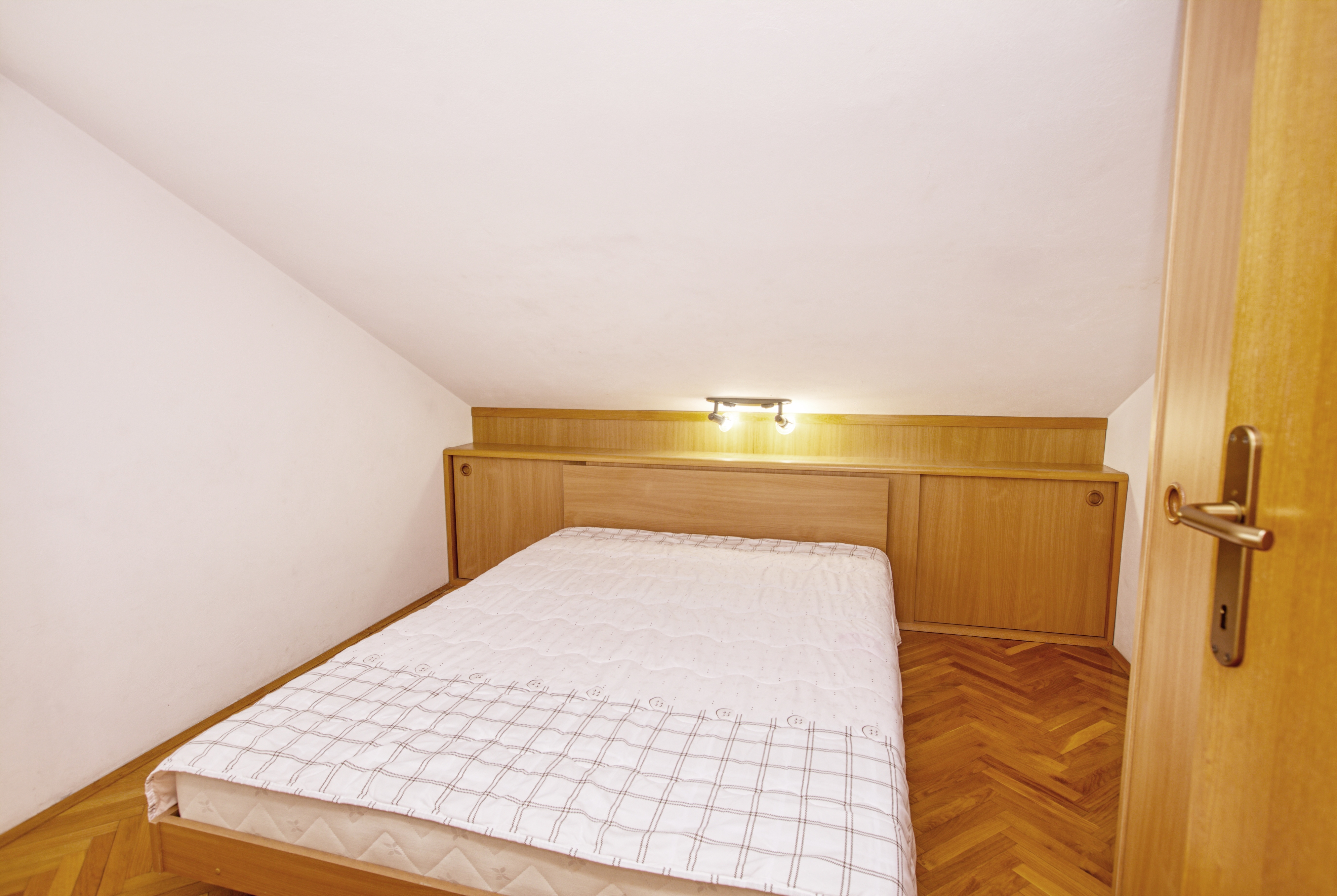 One bedroom apartment near beach Brodarica, Šibenik (A-13615-b)