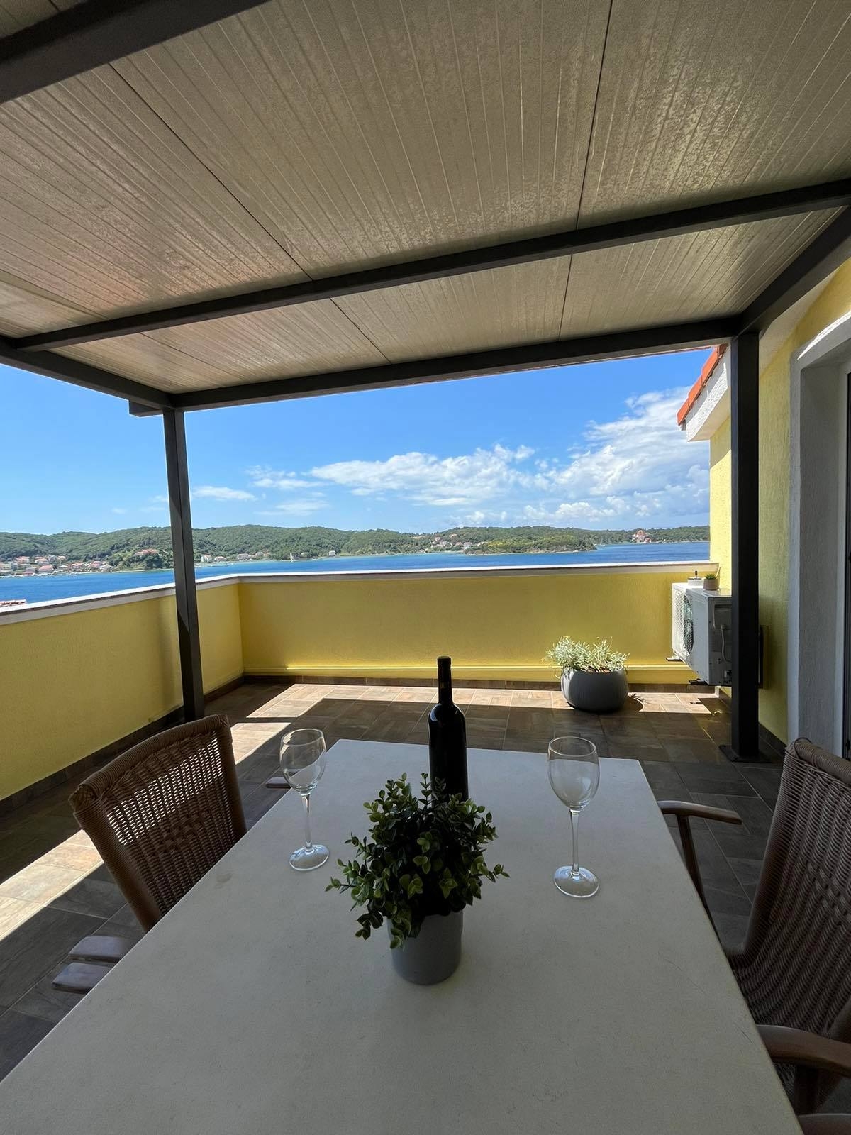 One bedroom apartment with terrace and sea view Supetarska Draga - Gornja, Rab  A-d