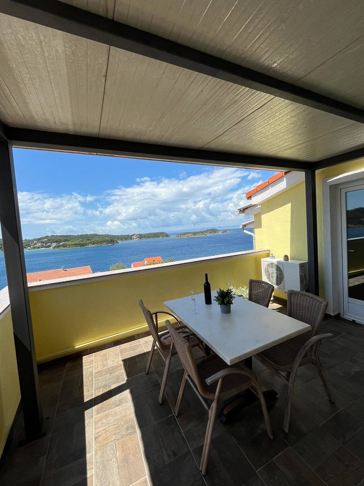 One bedroom apartment with terrace and sea view Supetarska Draga - Gornja, Rab  A-d