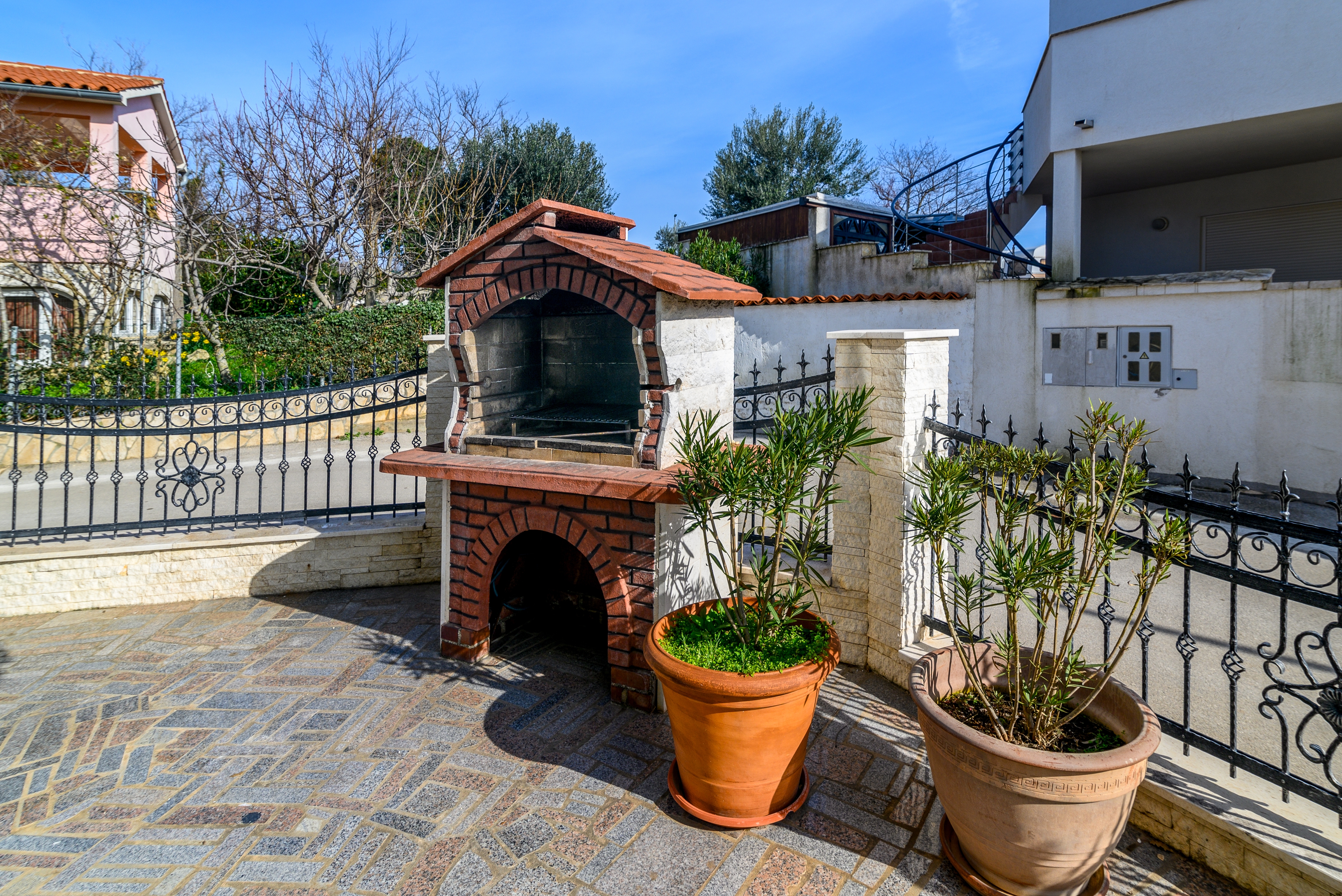 Komforna kuća s terasom i pogledom na more Medulin  K