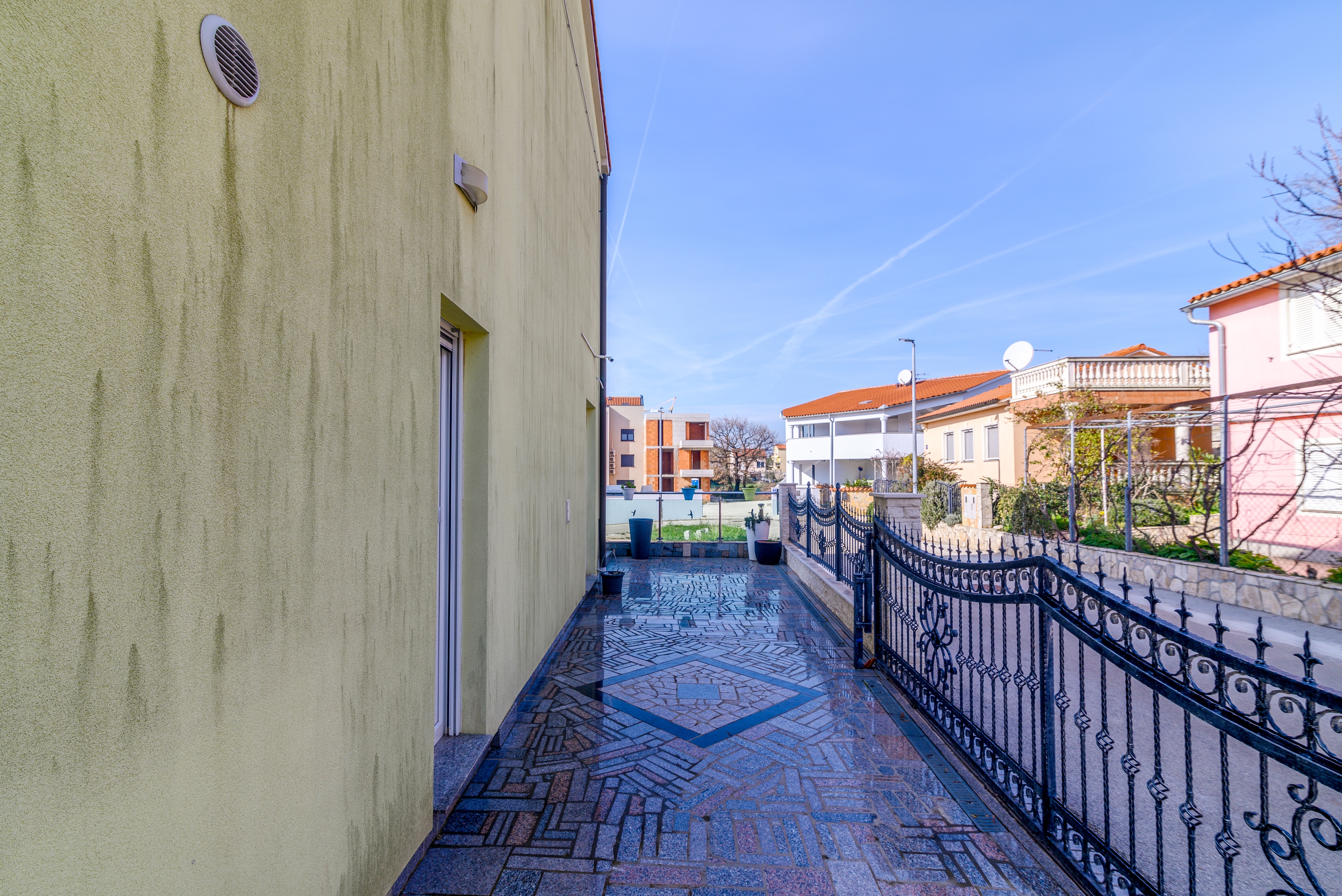 Komforna kuća s terasom i pogledom na more Medulin  K