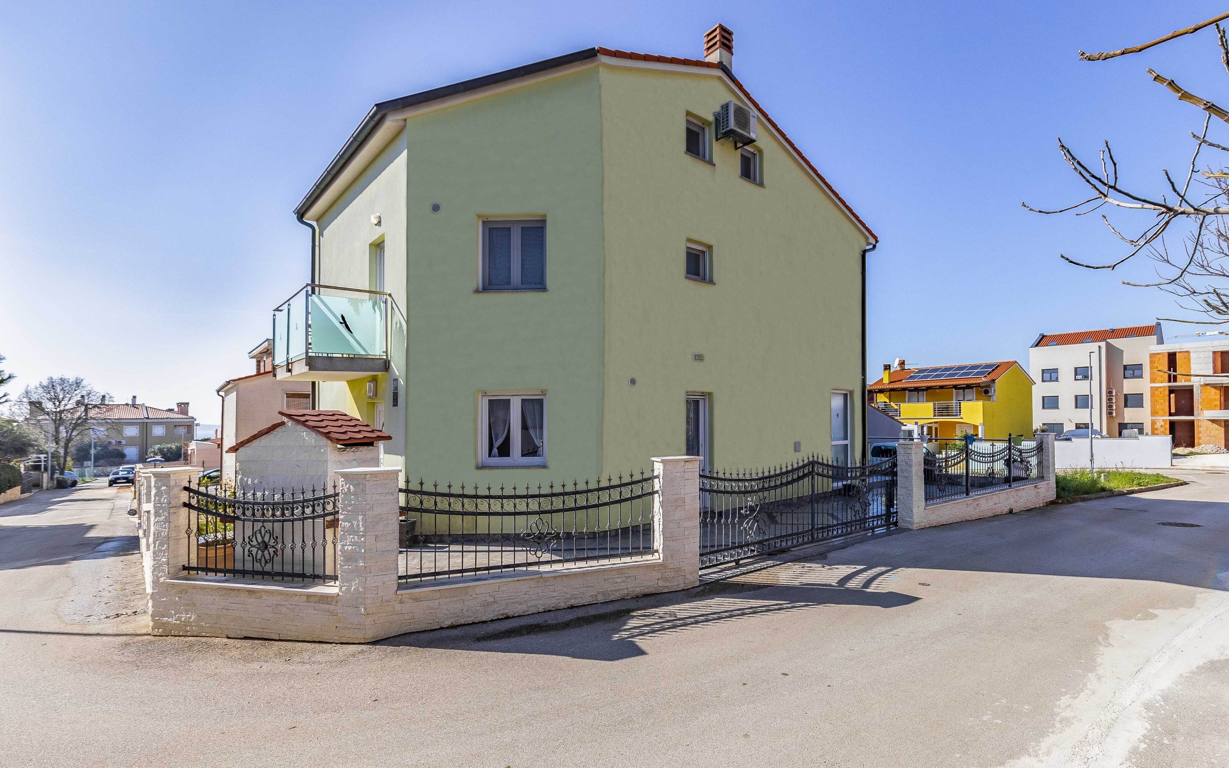 Comfortable and spacious house with terrace and sea view Medulin (K-13655) Comfortable and spacious house with terrace and sea view Medulin (K-13655)