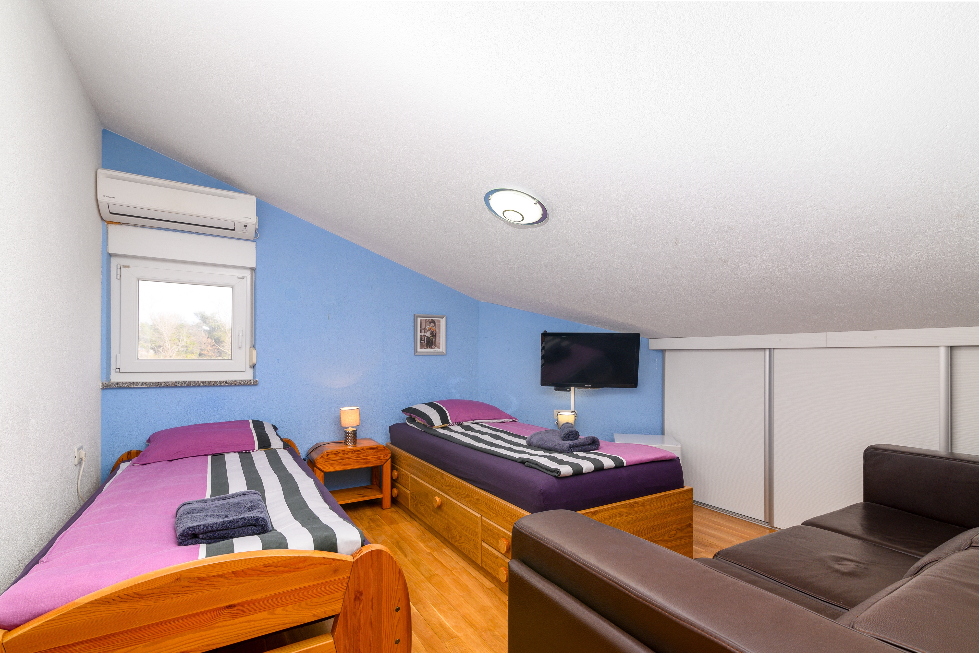 Komforna kuća s terasom i pogledom na more Medulin  K