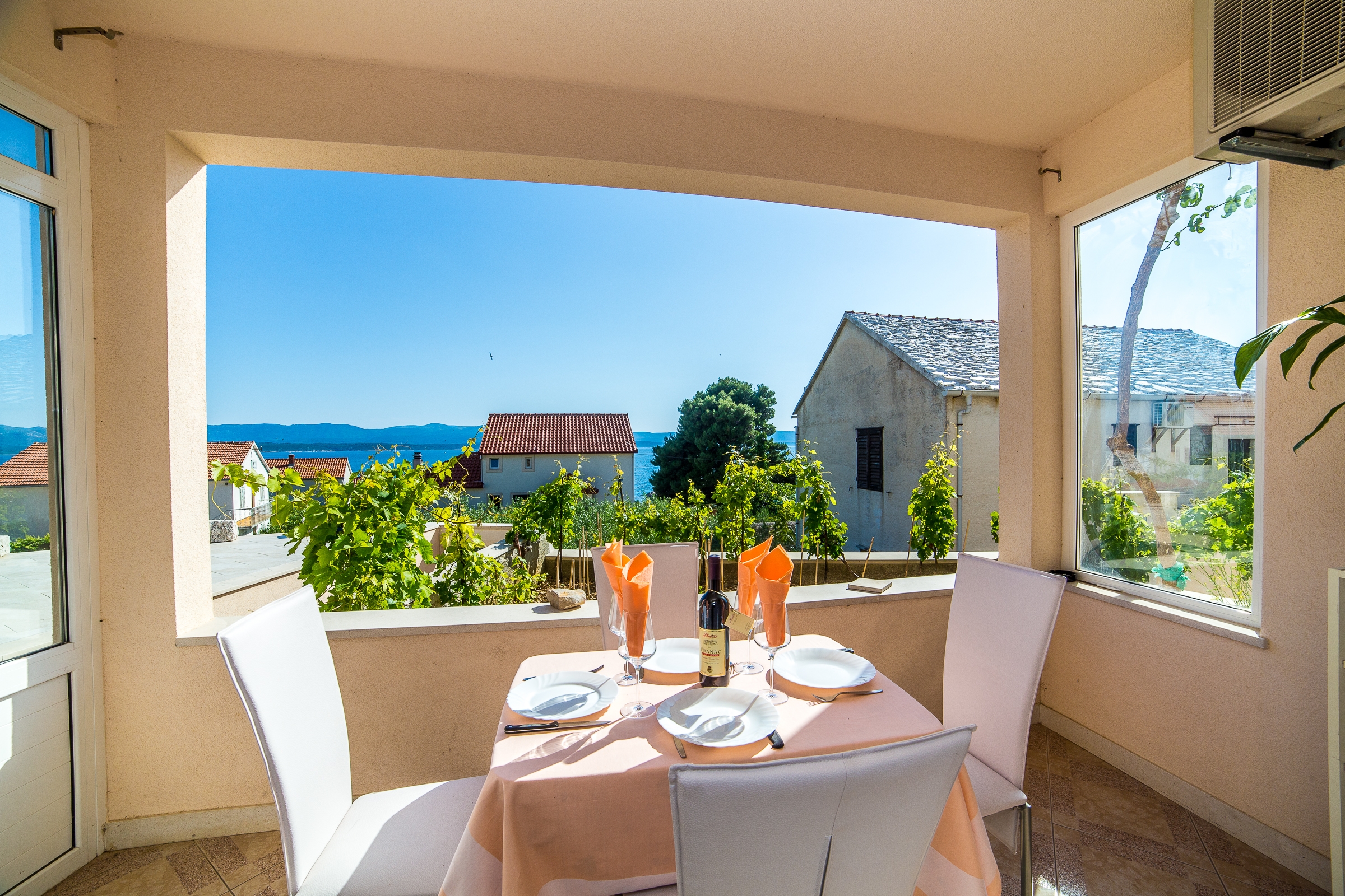 One bedroom apartment with balcony and sea view Bol, Brač  A-c
