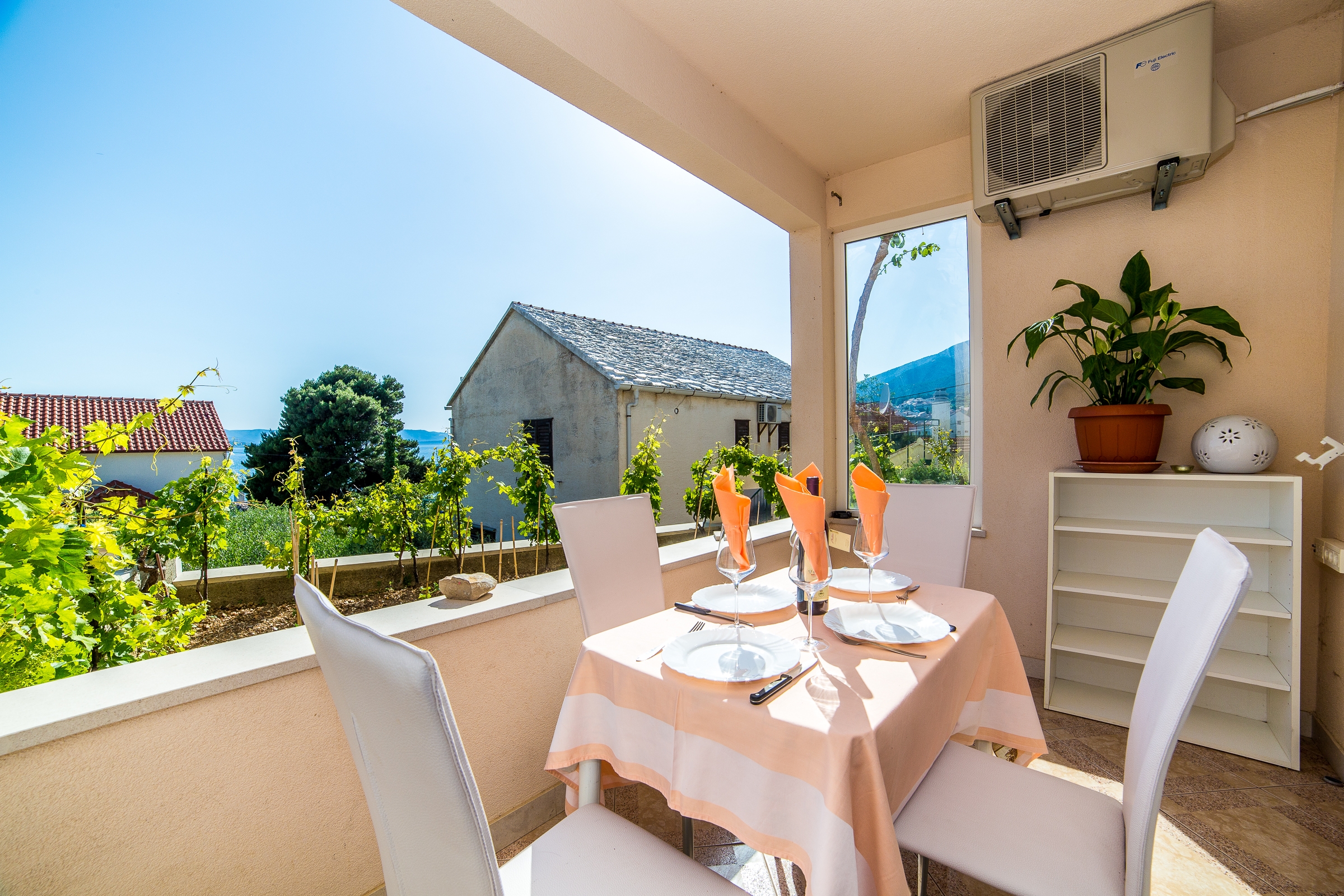 One bedroom apartment with balcony and sea view Bol, Brač  A-c
