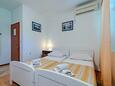 Lastovo, Dormitorio in the studio-apartment, air condition available y WiFi.