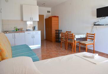 Gradac, Eetkamer in the studio-apartment, WiFi.