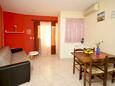 Okrug Donji, Comedor in the apartment, air condition available y WiFi.