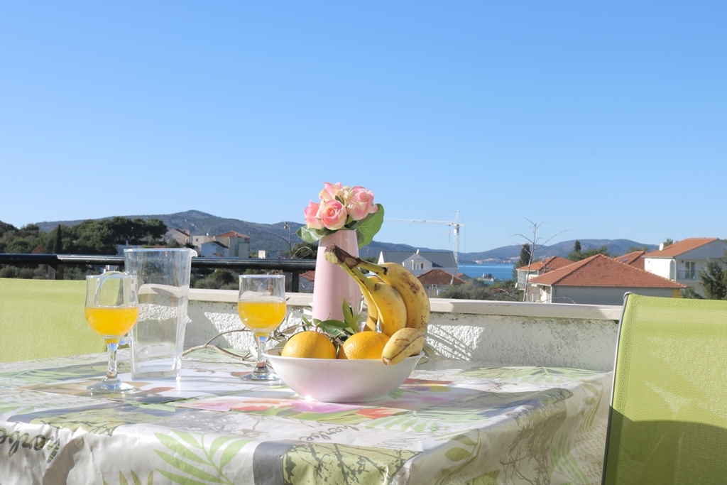 Two bedroom apartment with terrace and sea view Okrug Donji, Čiovo (A-13732-c)