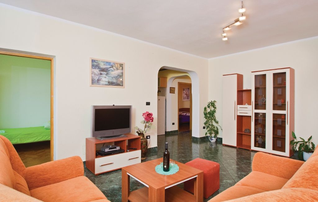Three bedroom apartment with terrace Fažana (A-13761-a)