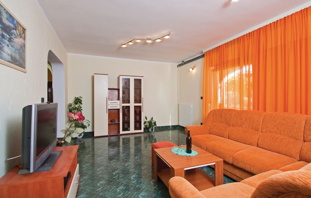 Three bedroom apartment with terrace Fažana (A-13761-a)