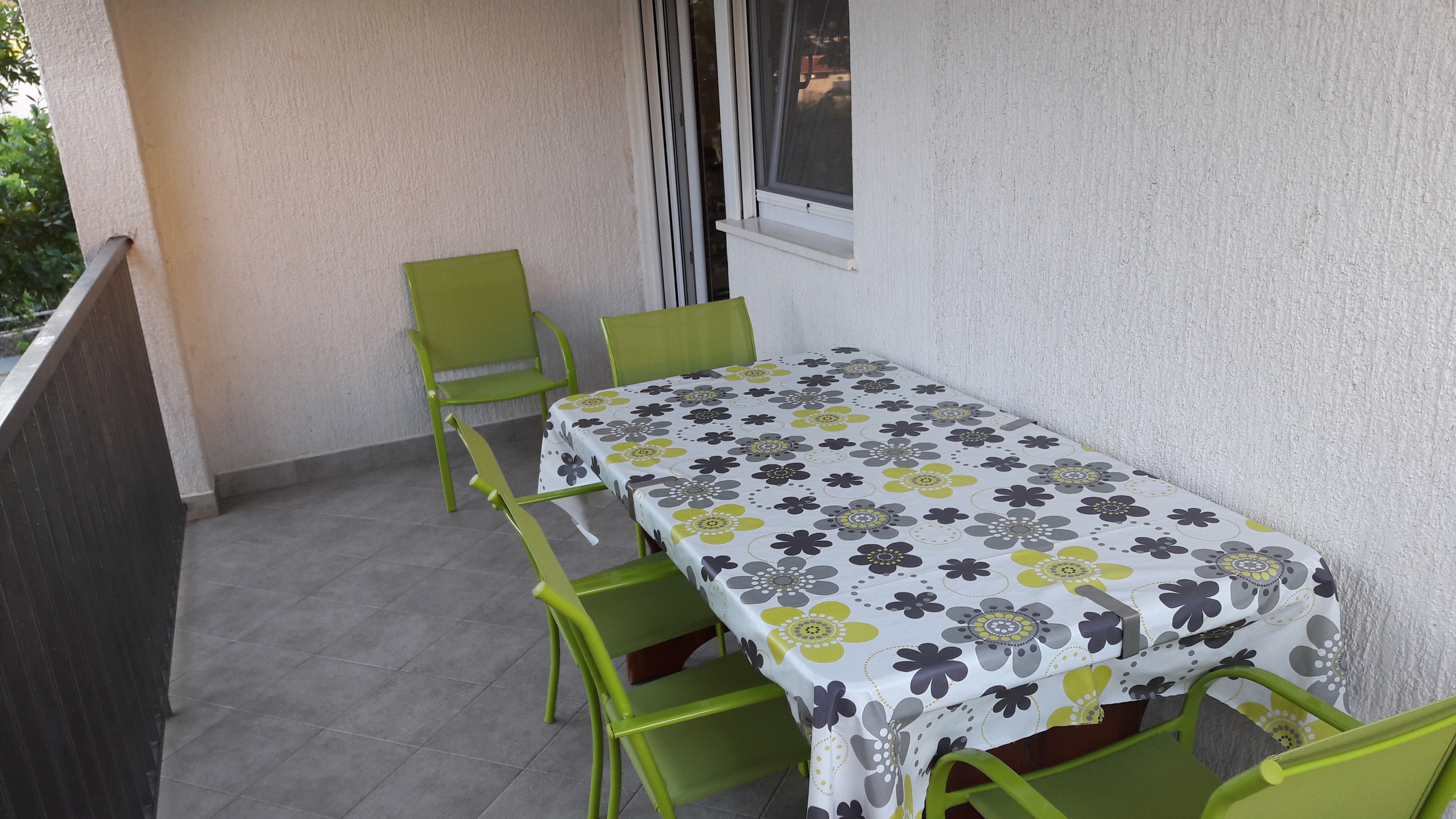 Two bedroom apartment with terrace Vinišće, Trogir  A-a
