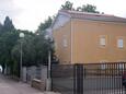 Szálláshely Sukošan, Zadar, Szálláshely 13825 - Apartmanok a tenger közelében kavicsos stranddal.
