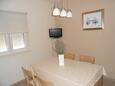 Okrug Gornji, Dining room in the studio-apartment, air condition available and WiFi.
