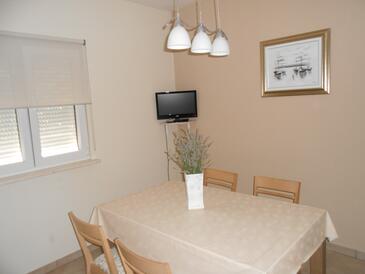 Okrug Gornji, Comedor in the studio-apartment, air condition available y WiFi.