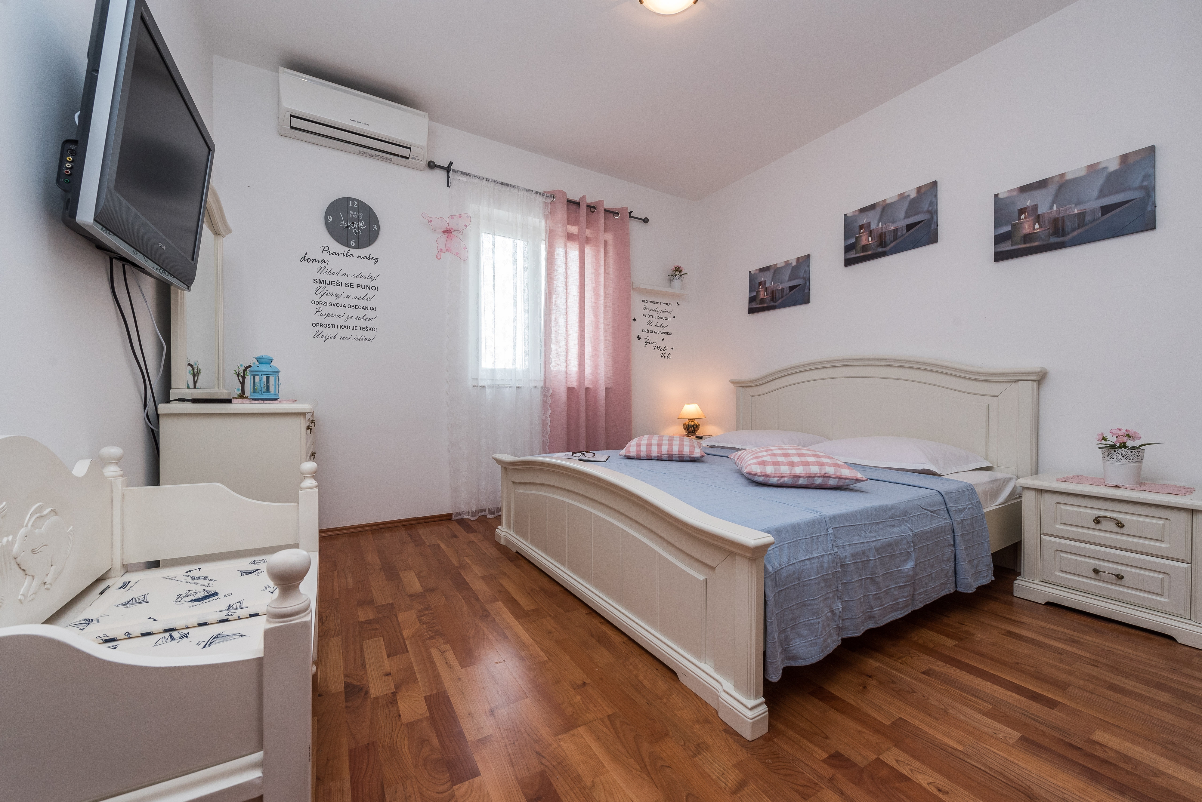 Two bedroom apartment with terrace Sutomišćica, Ugljan  A-b