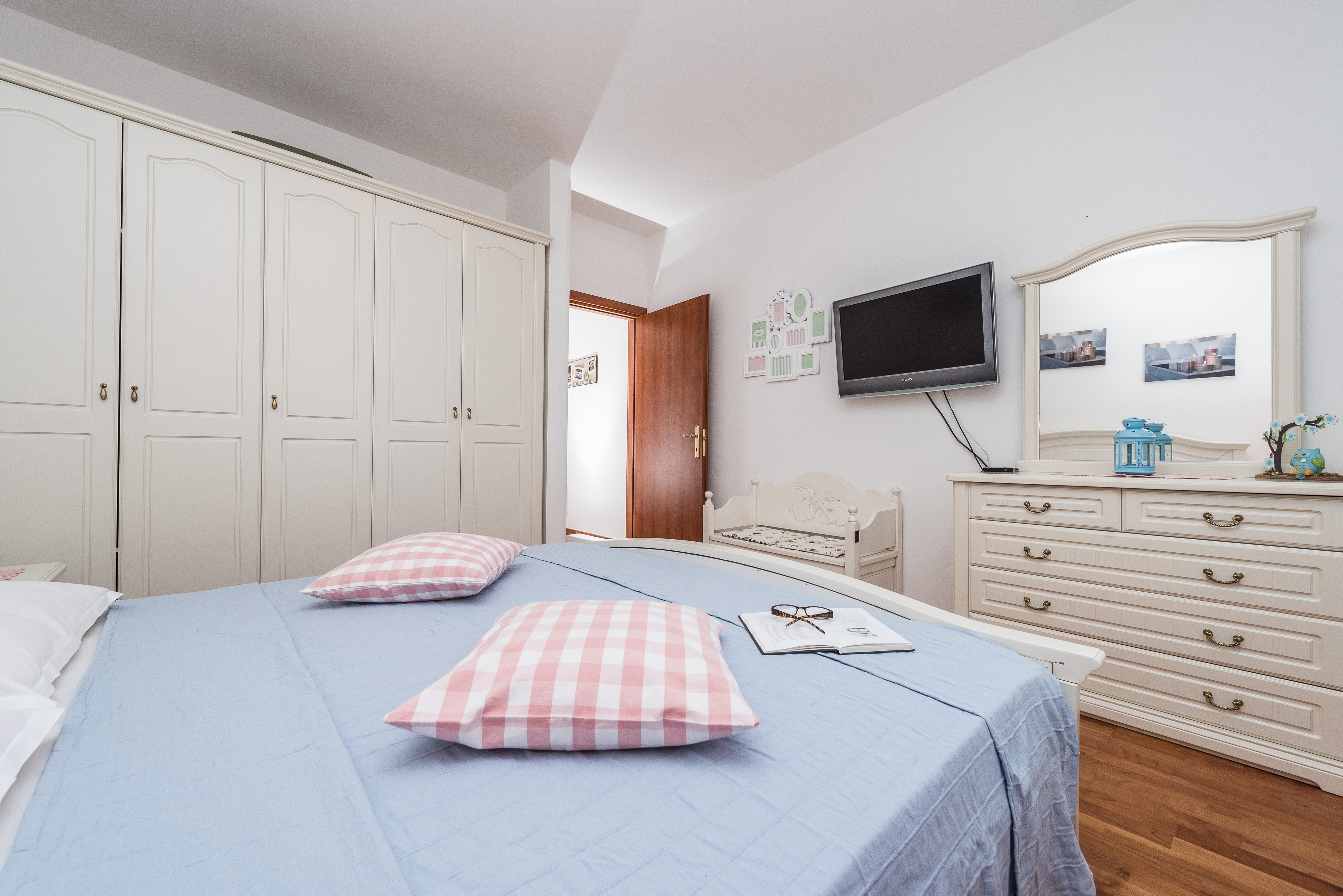 Two bedroom apartment with terrace Sutomišćica, Ugljan  A-b