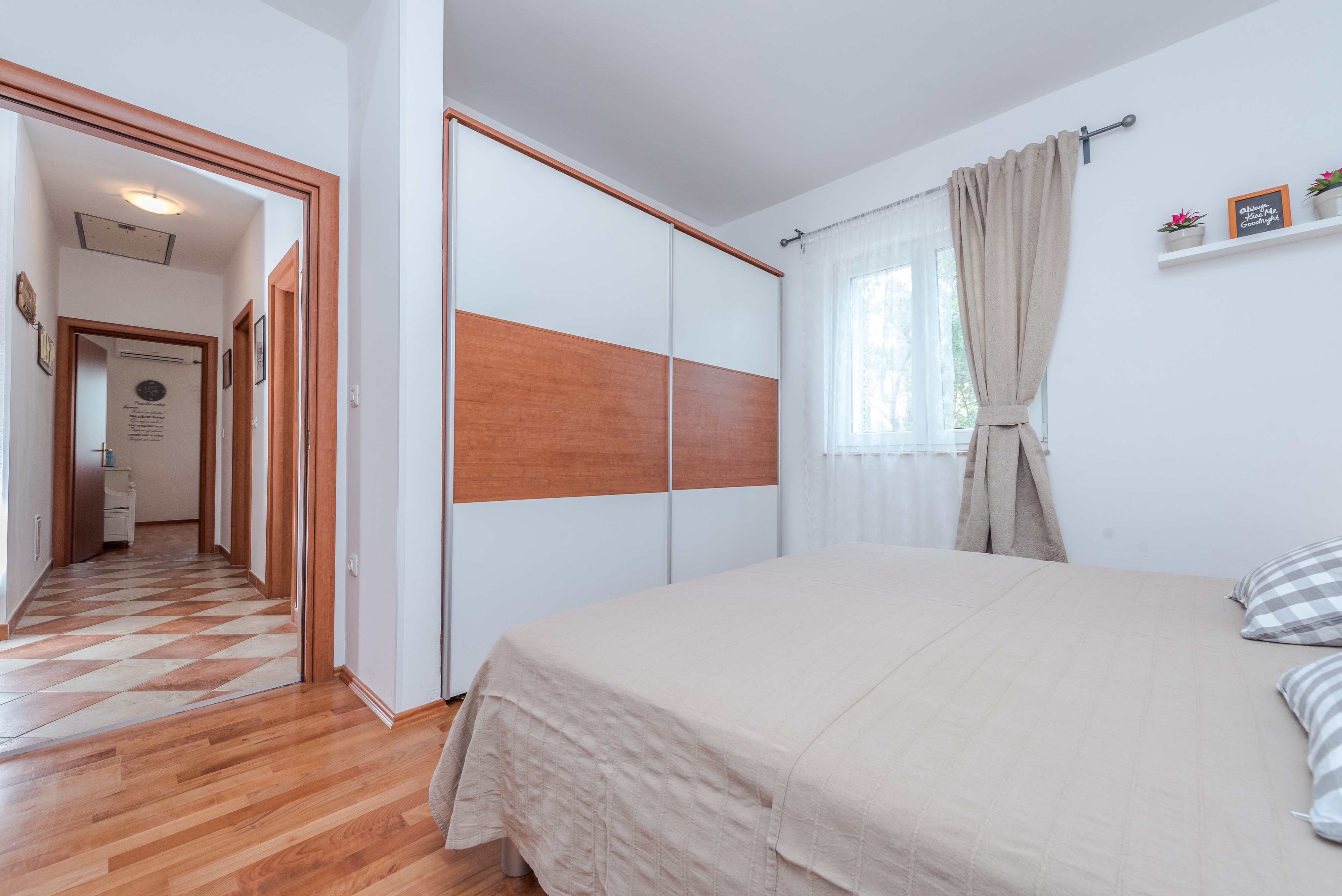 Two bedroom apartment with terrace Sutomišćica, Ugljan  A-b