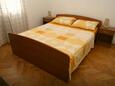 Slaapkamer 1 Srima - Vodice, Slaapkamer 1 in the apartment, (pet friendly) en WiFi.
