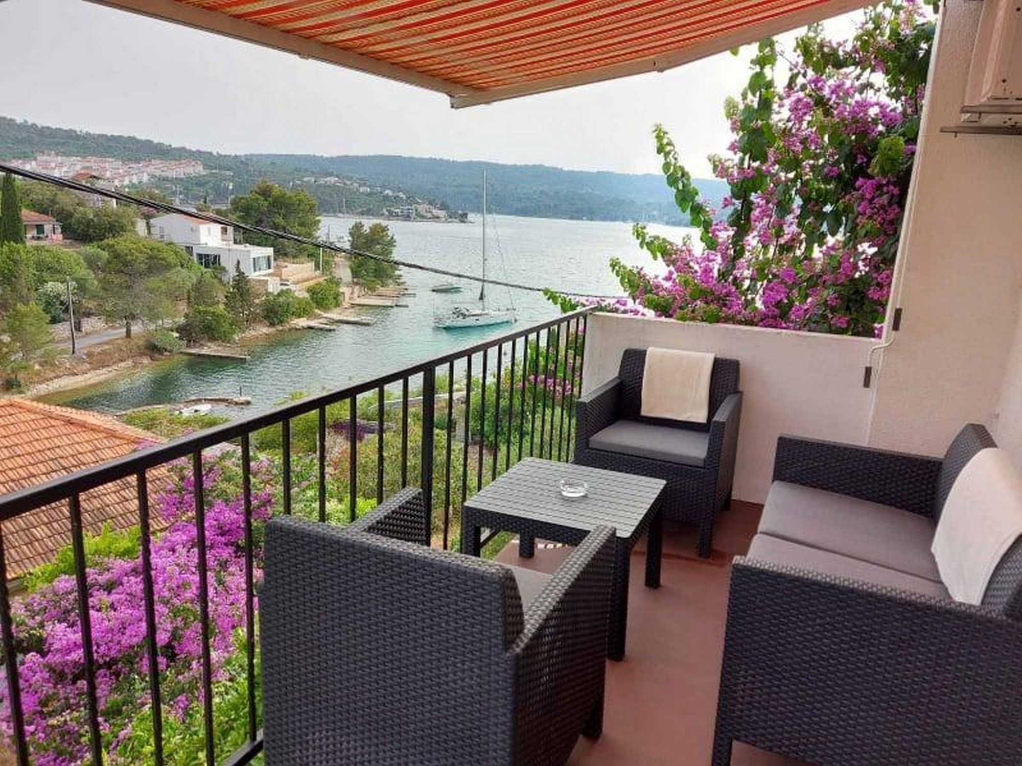 Three bedroom apartment with terrace and sea view Nečujam, Šolta (A-13884-a) Three bedroom apartment with terrace and sea view Nečujam, Šolta (A-13884-a)