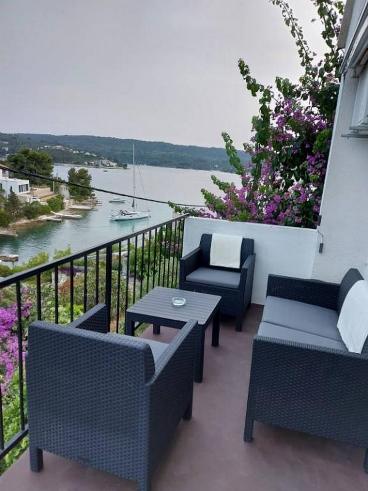 Three bedroom apartment with terrace and sea view Nečujam, Šolta  A-a