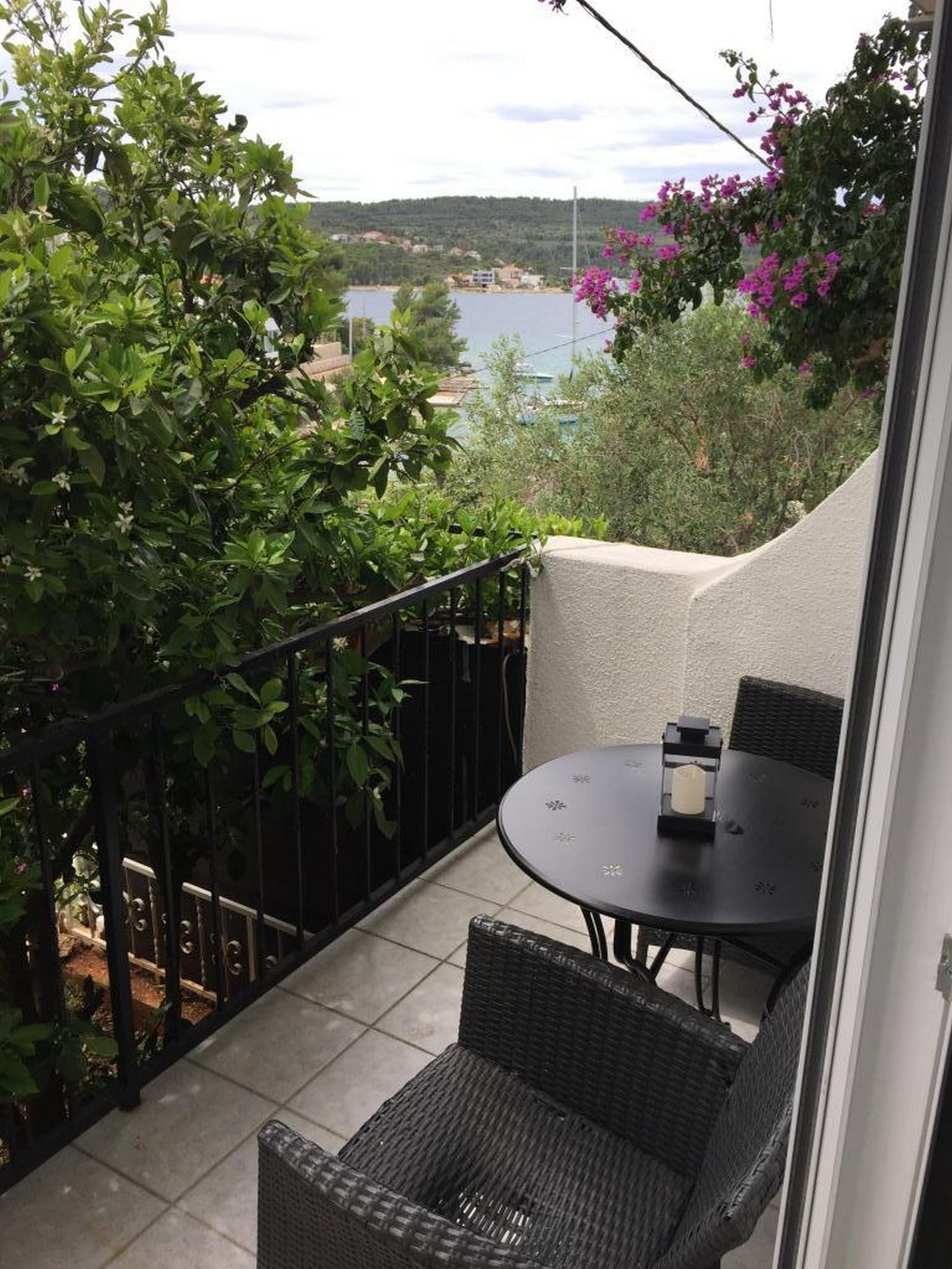 Three bedroom apartment with balcony and sea view Nečujam, Šolta  A-b