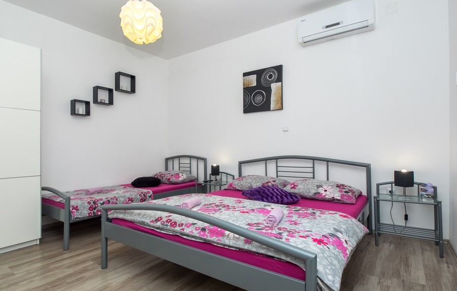 One bedroom apartment with terrace Krilo Jesenice, Omiš  A-a