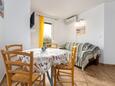 Dining room Baška, Dining room in the apartment, air condition available and WiFi.