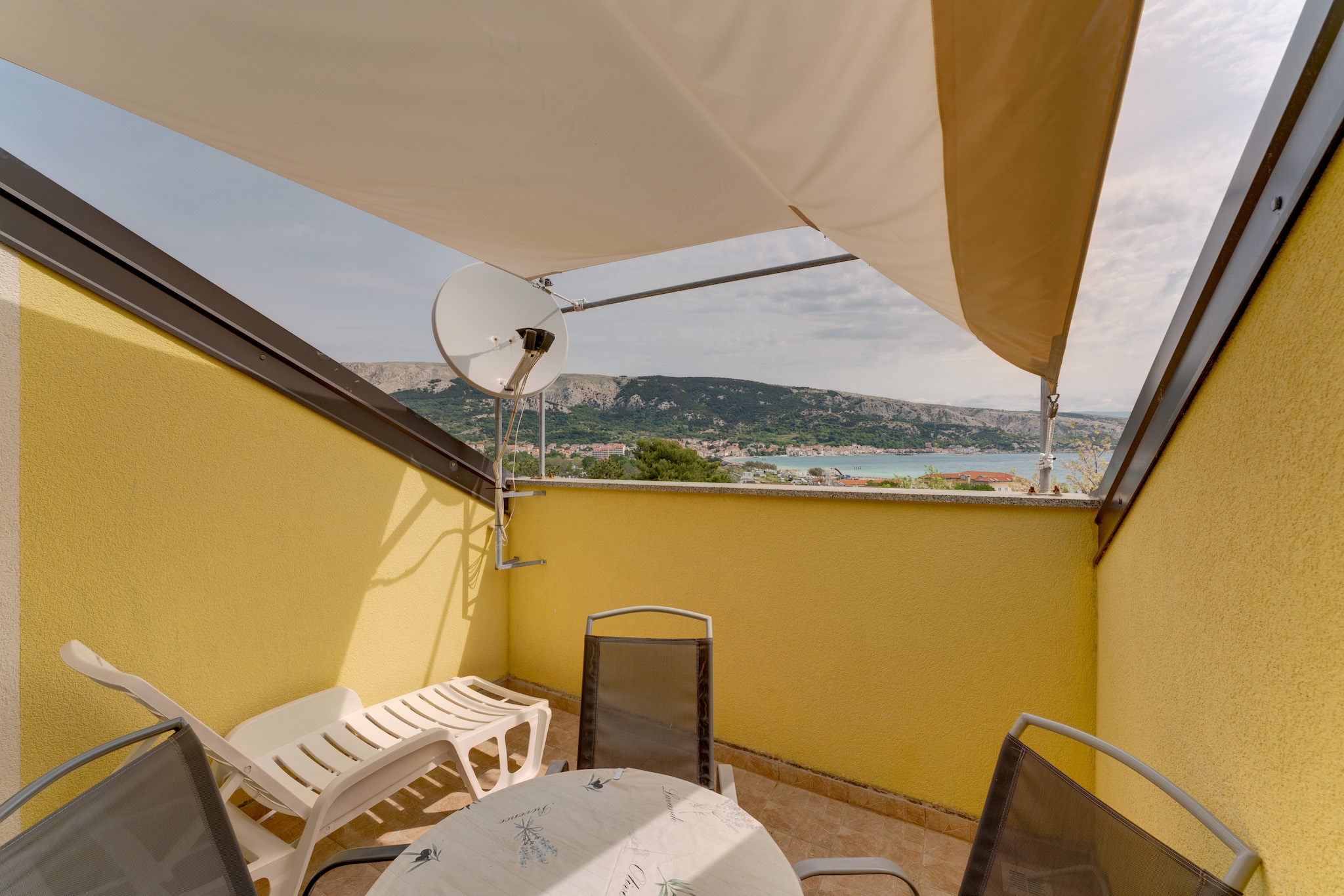 Two bedroom apartment with terrace and sea view Baška, Krk  A-e