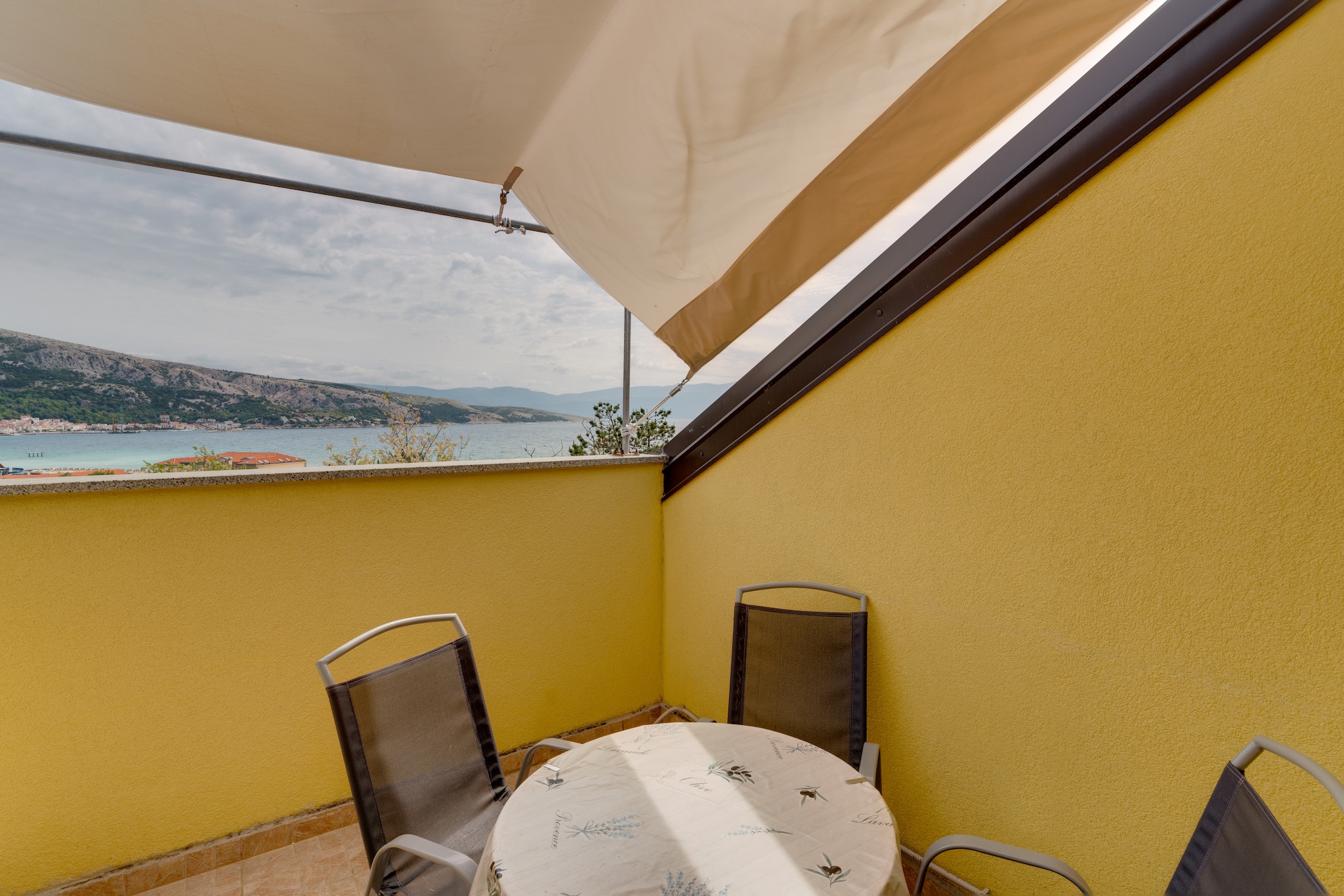 Two bedroom apartment with terrace and sea view Baška, Krk  A-e