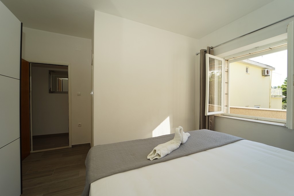 Comfortable and spacious house with terrace and sea view Brna, Korčula  K