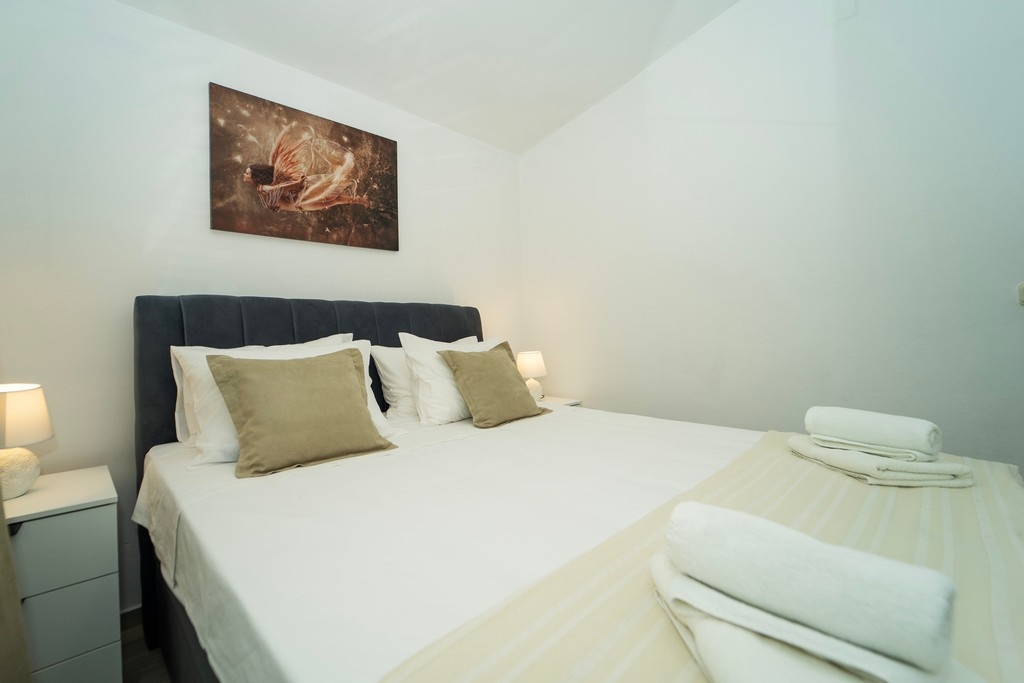 Comfortable and spacious house with terrace and sea view Brna, Korčula  K