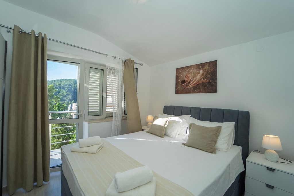 Comfortable and spacious house with terrace and sea view Brna, Korčula  K