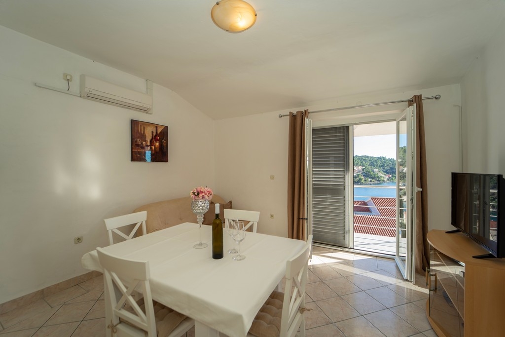 Comfortable and spacious house with terrace and sea view Brna, Korčula  K