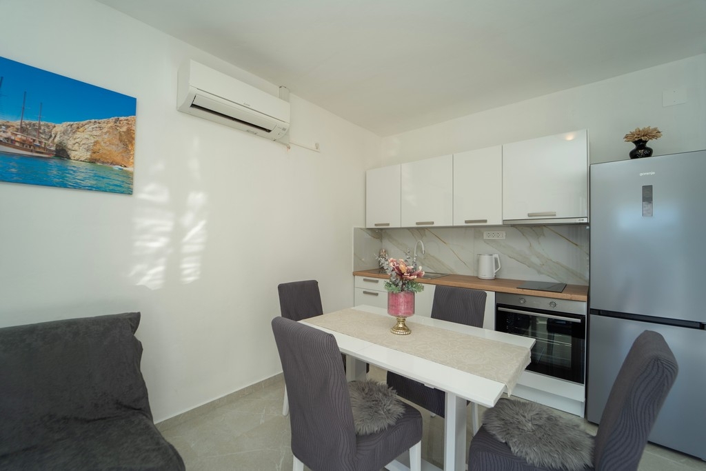 Comfortable and spacious house with terrace and sea view Brna, Korčula  K
