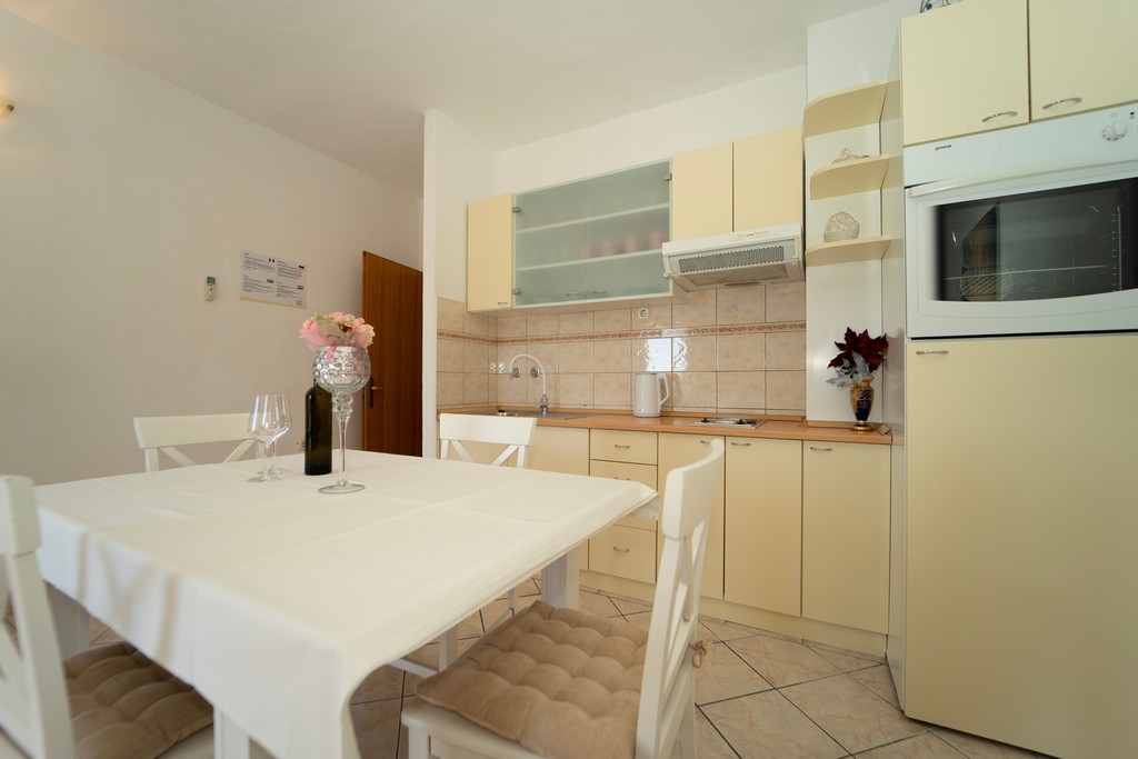 Comfortable and spacious house with terrace and sea view Brna, Korčula  K