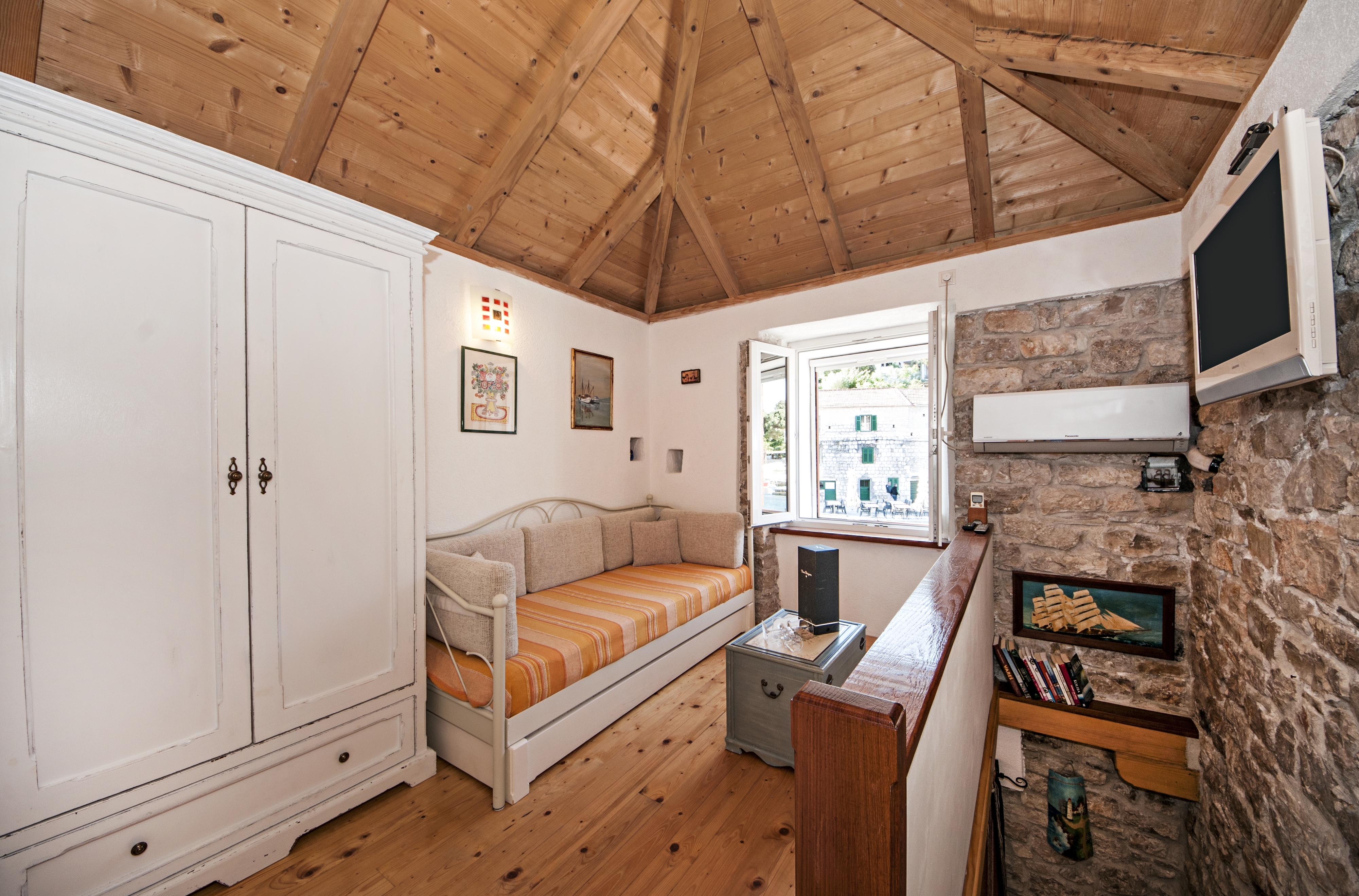 One bedroom house with air-conditioning Maslinica, Šolta (K-13965) One bedroom house with air-conditioning Maslinica, Šolta (K-13965)