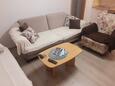 Vodice, Obývací pokoj v ubytování typu apartment, s klimatizací a WiFi.