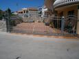 Vodice, Vodice, Parkirišče 13973 - Apartmaji s prodnato plažo.