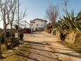 Lopar, Rab, Parkeerplaats 14070 - Appartementen with rocky beach.