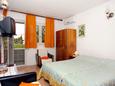 Ložnice Hvar, Ložnice v ubytování typu studio-apartment, s klimatizací, domácí mazlíčci povoleni a WiFi.