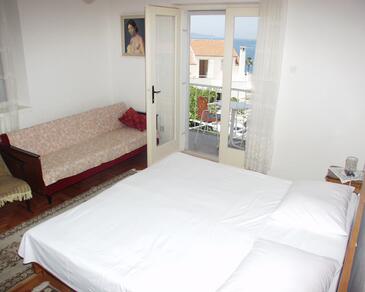 Hvar, Slaapkamer in the room, air condition available, (pet friendly) en WiFi.