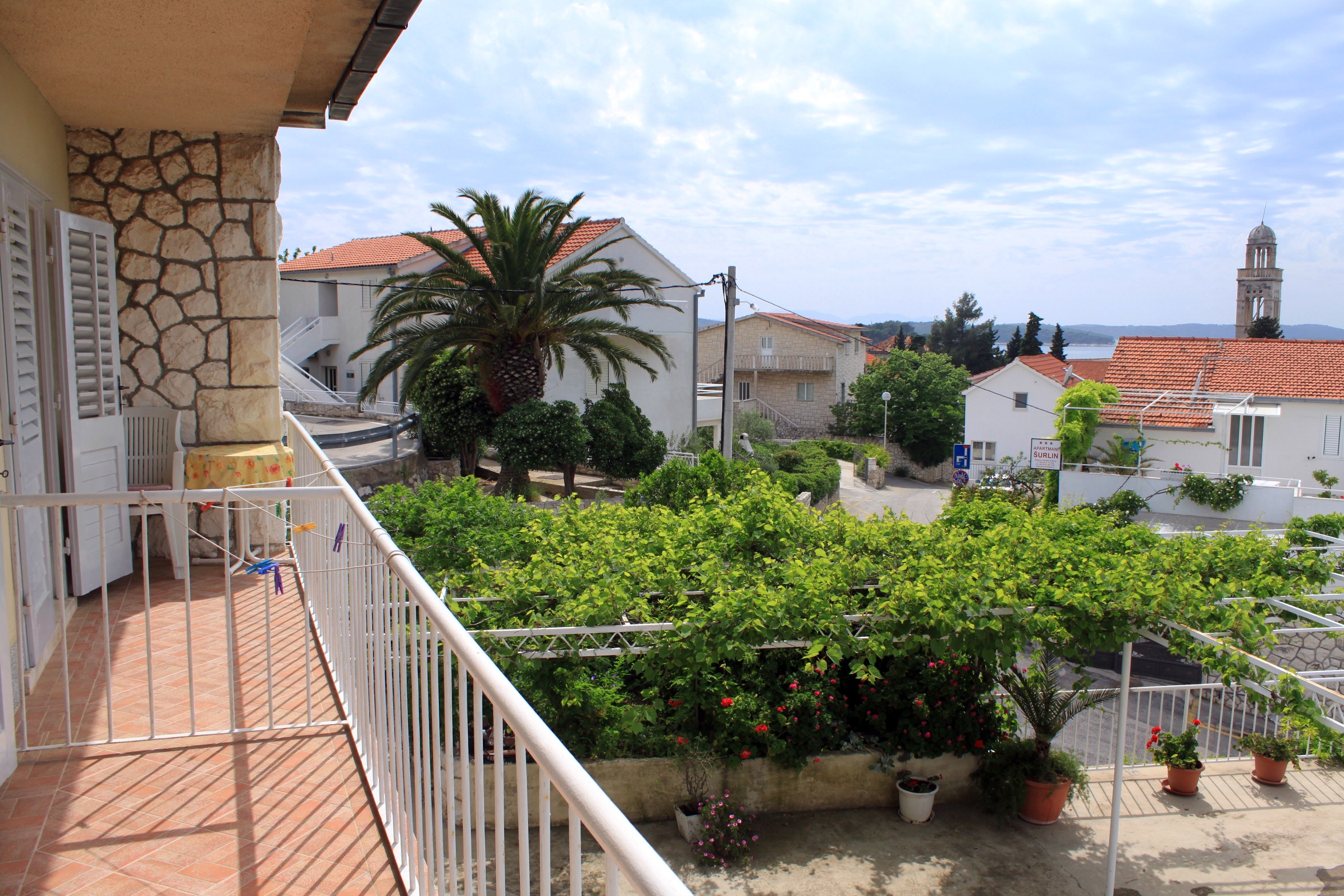 Room with balcony and sea view Hvar  S-b