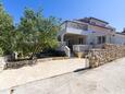 Parkolóhely Sevid, Trogir, Parkolóhely 14103 - Apartmanok a tenger közelében kavicsos stranddal.